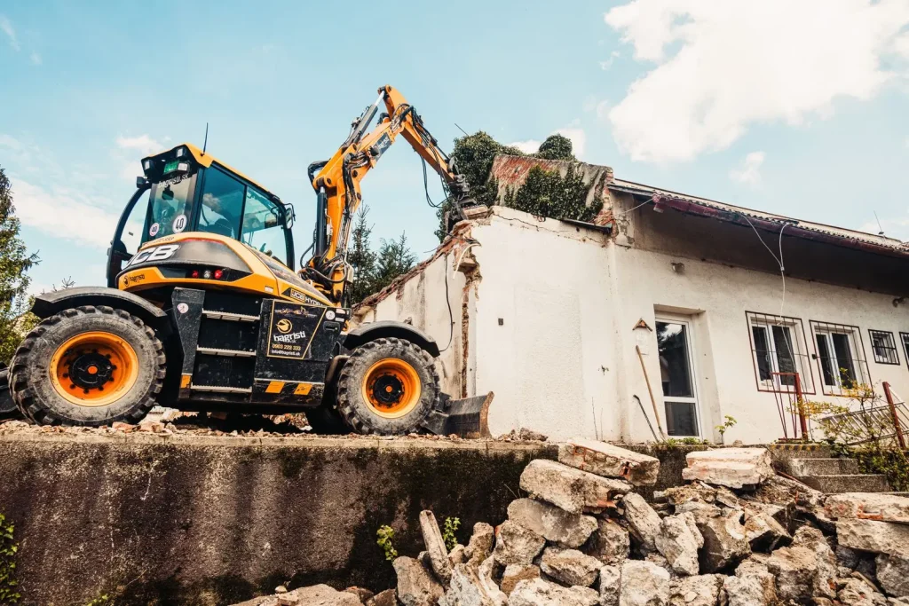 Excavator demolishing an old house for a demolition contractor project in NE Hazel Dell, Vancouver, WA